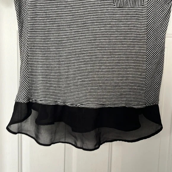 Simply vera Vera Wang black and gray, striped blouse, size XL. Super soft.Cute - Picture 4 of 10